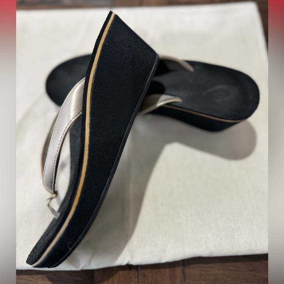 OluKai Pi'o Lua Wedge Thong Flip Flops. Gold/Black. Size 7 - Picture 2 of 6